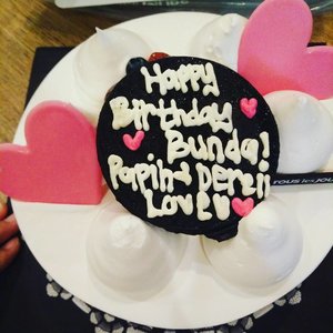 A super late birthday cake & 7th wedding anniversay cake dari Papih & #darelladhibrata 😅✌ jadi ulang tahun aku dan wedding anniversary aku bulannya sama di bulan Februari. Jedanya cuma 13 hari aja dari hari ulang tahunku. Mayan kan, hemat kue ulang tahun 😁😆 •
•

#birthdaycake #touslesjours #clozetteid