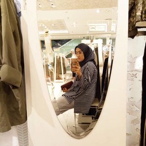 When you go shopping all by yourself and dunno what to buy, well beb, I suggest you to find a mirror. Take a #mirrorselfie, just like I did on this pic. I bet it will help you from unnecessary cash flow 😁 auk dah inggris gue bener ape kagak ye. 😆🙏 #clozetteid #clozetter #clozettedaily #style #fashion #love #life #socialmediaqueen