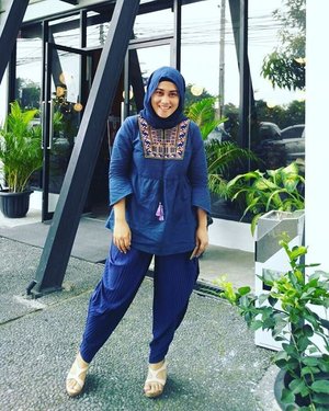 Such an awkward pose ✌😆 Dity Shawl by @rashawl
Tops & Pleats Pants @fixpose 
#stylediary #ootd #clozetteid #hijabfashion #bloggerstylelife #lifeofablogger #lifestyleblogger #dityshawlrashawl