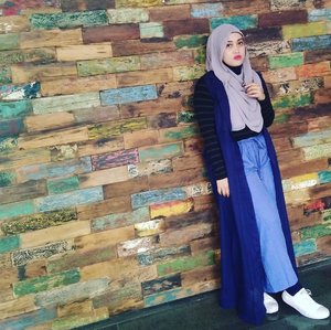 Setelah semua timeline feeds IGku penuh dengan postingan #UsiaCantik, pum aku terinspirasi post foto #MenjelangUsiaCantik (ngarang aje dia mah, mane cantiknye kalo pasang muka judes mba!) 😅✌ #clozetteid #style #fashion #hijab #lifestyle #ootd