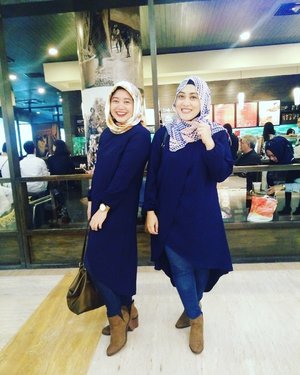 Ka @lisna_dwi dari pengajian mana? Kok seragamnya samaan sih? Beli di Thamcit ye ka? ✌😝 #clozetteid #friendship #mommyblogger #socialmediamom #style #ootd #hijab #lifestyleblogger #fashion #boots