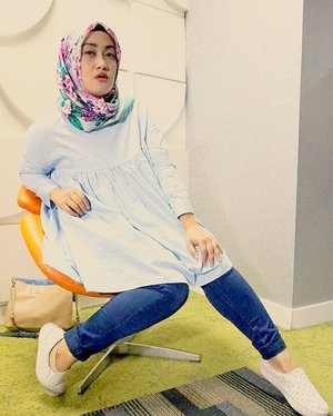 Hasil jepretan @desiinata mamaci 😘😘 fierce ala-ala gitu ya 😁✌ #clozetteid #ootd #hijab #style #fashion #hijabootdindo #lifestyleblogger #lifeofablogger