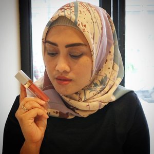 What I love about reviewing #lipcream is .... (Fill in the blank) 😍💞💋 #clozetteid #stylediary #andiyaniachmad #lifestyleblogger #reviewlipstik #lipcreamoftheday #socialmediaqueen #mommyblogger #canonm10
