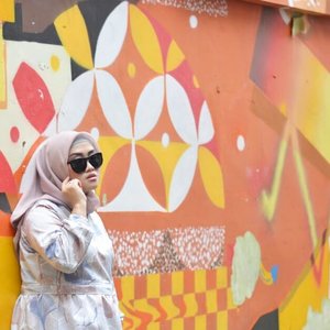 I see you 💞 #SGStreetArtChallenge #PassionMadePossible #visitsingapore #clozetteid #styleblogger #stylediary #andiyaniachmad #lifestyleblogger #lisnamotret #hijabtraveler #hijabfashion #streetstyle