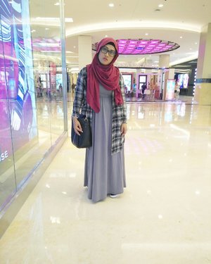 Street style at the mall? Why not?! 💋
#hijab #clozetteid #hijabootdindo #hijabstreetstyle