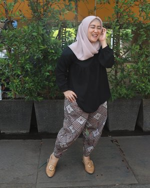 #batikday nih ceritanya 😁 koleksi lama keluar lagi deh. #tapfordetails 😉#clozetteid #haribatiknasional #ootd #hijabfashion #styleblogger #batikindonesia #fashionblogger #hijabootdindo #dailyhijab #modestfashion
