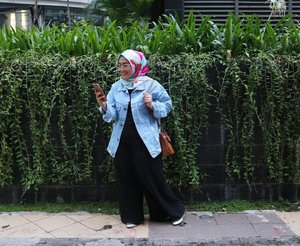 Pose pura-pura fokus sama hape be like 😝 captured by @imusyrifah 💞

Oversized ripped jacket jeans by @freyahshop 
#clozetteid #canonm10 #ootd #stylediary #andiyaniachmad #styleblogger #hijabootdindo #ootdhijab #denim #casualstyle #hijabi #lifestyleblogger #hijabfashion