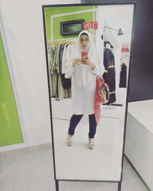 Aku mah anaknya seriusan, #mirrorselfie aja pasang muka serius. Gimana yang hal lain coba? ✌😁😅 oia, ngeh nggak kalo #hijabstyle aku di foto ini ala2 anak pesantren. 😍😳
•••
#takenbyoppo
#oppor7s #hijabfashion #clozetteid #hijablook #whatiwore #white #lifeofablogger #stylediary #mommyblogger #bloggerstyle #lifestyleblogger #fashionblogger #hijabootdindo