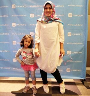 Naya @lisna_dwi kapan main sama mba aie lagi? 😁 
#clozetteid #cutebaby #hijabootdindo #babygirl #kidsfashion #ootd
