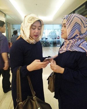 Kira-kira apa yang sedang kita diskusikan? 
A. Perkara online shopping riweh milih warna atau
B. Perkara nunggu @lisna_dwi delete-in foto2 di hapenya biar kita bisa lanjut poto ootd-an 
Tulis jawaban kamu di kolom komentar dan ajak 3 teman untuk ikutan jawab ya! 😂😅✌😝 #clozetteid #friendship #socialmediamom #mommyblogger #lifestyle #hijab