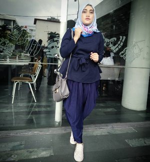 Resolusi 2017? Menjadi manusia yang senantiasa bersyukur. ☺

Top @omoiindo 
Pants @fixpose 
Bag @enji.id 
Shoes @stradivarius 
#ootd #clozetteid #style #hijab #fashion #stylediary