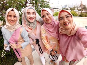 Hari ini dress code aku, @rachanlie @roswithajassin @inkaparamita menyesuaikan dengan warna lipen favorite masing-masing. Lalu, disesuaikan deh bajunya, nuansa pastel gitu. 💋

#ClozetteID
#colordategathering
#wardahexclusivemattelipcream #wardahbeauty #ihblogger #hijabstyle #hijabfashion #oppof3 #lifestyleblogger #friendshipismagic