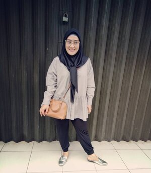 Monochrome mood 😎#tapfordetails #clozetteid #hijabstyle #hijabfashion #ootdfashion #ootd #hijabootdindo #monochrome #styleblogger #stylediary #andiyaniachmad #lifestyleblogger #socialmediaqueen