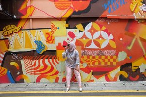 dengan tema, posisi wuenak XD photo by @imusyrifah #terifafah #clozetteid #stylediary #andiyaniachmad #lifestyleblogger #visitsingapore #streetstyle #streetphotography #sgstreetstyle #lifestyleblogger #hijabootdindo #ootd #hijabstyle #fashion #hijabtraveller #terfujilah #streetart #tapfordetails