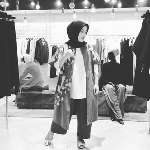 “Forget all the reasons it won’t work and believe the one reason that it will.” – Unknown

#clozetteid #blackandwhite #bw #hijabi #hijabstyle #hijabfashion