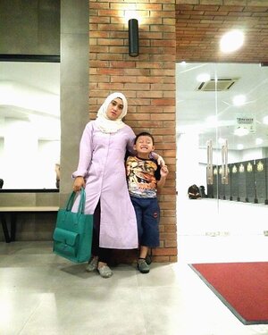 Bunda berusaha keras pose fierce, namun ekspresi sang balita tak mendukung ✌😂😅😁 #stylediary #clozetteid #andiyanipics #ootd #wiwt #lifestyleblogger #bloggerstyle