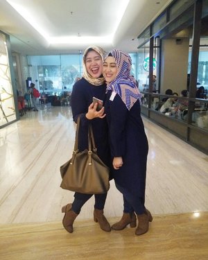 Janjiannya pake boots yang sama, end up nya baju serupa, hanya model hijab yang beda. Apakah ini yang dinamakan takdir? 😅✌ Sister ah @lisna_dwi 💋

#clozetteid #ootd #hijab #style #fashion #socialmediamom #mommyblogger #mysquadisbetterthanyours
