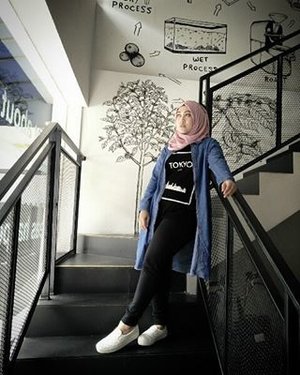 If you couldn't see what I've see, then never assume! #tapfordetails #kanawacoffee #ootd #hijabootdindo #denimstyle #clozetteid #clozettedaily #lifeofablogger #quoteoftheday #sundayz #lifestyleblogger #mommyblogger #socialmediamoms #takenbyoppo #oppor7s #whatiwore #hijabstreetstyle #hijabstreetindo #streetstyle #mural