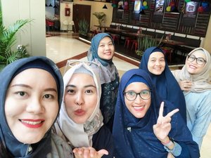 Seminggu lebih satu hari yang lalu 😊 #clozetteid #hijabinfluencersnetwork #friends #andiyaniachmad #happiness #saturdayvibes
