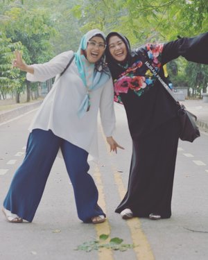 Meski hasilnya blur, foto ini terlalu sayang untuk enggak di post eim? @lisna_dwi ✌🏻😅 #clozetteid #friendship #lifestyleblogger #socialmediamom #mommyblogger #stylediary #hijabstyle #hijabfashion #ootd #ootdhijab #lisnamotret #visitBKT2017 #bkt