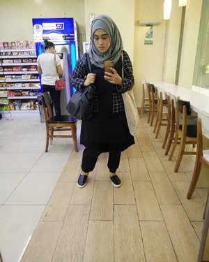 Mumpung ada kaca kece segede gaban, bolehlah selfie sambil nunggu @grabid dateng. ✌😆 I'm wearing shawl by @raia_id 
tops and jogger pants by @rjbyroswitha 
Slip on @stradivarius 
Bag @headtotoe.id

#clozettehijab #clozetteid #diaryhijaber #dailyhijabindo #hijabootdindo #hijabfeature_2016 #hijabfasion #komunitashijaber #ootd #stylediary #tapfordetails #mirrorselfie #takenbyoppo #oppor7s #oppoindonesiacommunity