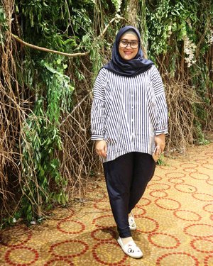 Tuesday mood 💞 Masuk angin gak kelar-kelar, udah keluar masuk lagi, gitu aja terus sampe kamu ngajakin nikah #ehgimana 😁 Shawl + inner by @ra_info Tops by @iymelsayshijab.id Pants by @fixpose Shoes by @vncindonesia #clozetteid #ootd #tuesdaymood #blue #hijabstyle #hijabfashion #andiyaniachmad #ootdhijab