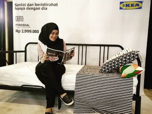 New Catalog 2017 from @ikea_id ❤❤❤ #ayokeikea #ikeaindonesia #ikeanewcatalogue •••Shawl by @raia_id Tops by @omahjilbab Pleats Pants by @fixpose Slio on by @stradivarius #wiw #throwbackthursday #tbt❤️ #ootd #hijabstyle #clozettedaily #clozetteid #hijabfashion #dailyhijabindo #diaryhijab #lifestyleblogger #lifeofablogger
