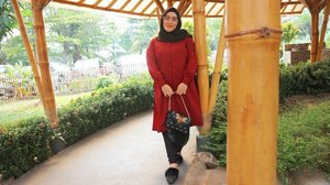 No need for revenge. Those who hurt you will eventually screw themselves up. And if you're lucky, God will let you watch #DamnItsTrue#clozetteid #red #ootd #hijabfashion #hijabootdindo #styleblogger #stylediary #andiyaniachmad #saturdayvibes