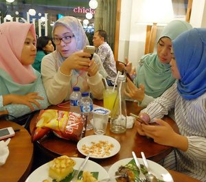 ❤❤❤❤❤ Pic by @nianastiti

#friendship #bloggerlife #stylediary #ihblogger #qualitytime #andiyanipics #happinessoverload #bloggers #indonesianhijabblogger #clozetteid