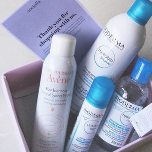 Skincare haul from @sociolla 😍
I've been loving @biodermafrance Sensibio H2O and couldn't recommend it enough to friends and family 👍 It's my holy grail micellar water 😘 So I thought I would give it a try when I saw the new range 'Hydrabio' available. The 'Hydrabio' range is actually for those with sensitive dehydrated skin. My skin has become so dry and dehydrated due to the weather I guess that I had to change my cleanser which worked perfectly fine before and intensify my moisturizing routine 😑 I also got their face mist from the same range (I love face mist!) and also picked up the Avene Thermal Spring Water, which is basically a YouTube enable purchase (another 'YouTube made me buy' product) 😅😅
.
.
.
#bioderma #avene #hydrabio #facemist #makeupremover #micellarwater #france #skincare #beauty #clozetteid #sociolla #loveyourskin #beautyproducts #parabenfree #hypoallergenic #sensitiveskin #beautyaddict #beautyhaul #skincarehaul #beautyjunkie #beautylover #instabeauty #igbeauty #healthyskin