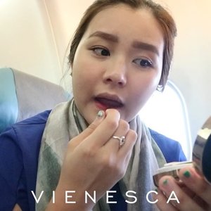 Six hour in airplane is so boring, yeyy finally I have my airplane makeup while waiting the sunriseâ˜€ï¸� product used:
- @bioderma_indonesia moisturizer
- @thefaceshop.official cushion shade natural
- @etudehouseofficial eyebrow pencil shade dark brown
- @tartecosmetics eyelash curler
- @maybelline push up angel mascara
- @benefitcosmetics theyâ€™re real lipstick shade revved up red
.
.
.
.
.
#clozetter #clozetteid #airplanemakeup #airplane #singaporeairlines #indovidgram #indobeautyvlogger #beautyvlogger #indobeautygram