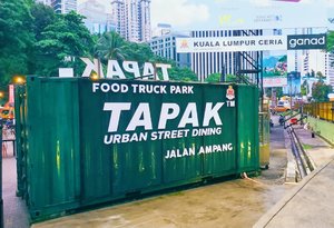 Salah satu alasan ke Kuala Lumpur @yomiyu cuma pengen ngerasain jajan di food truck TAPAK. 
Uniknya disana semuanya self service habis makan wajib bersihin sendiri.

#CellaKualaLumpurTrip #CellaJalanJajan #Travel #KualaLumpur #Malaysia #Tapak #TapakFoodTruck #TheDreamyTravels #WomanTraveler #Traveling #TravelBlogger #Clozetteid #Wanderlust #ExploreMalaysia #DaretoShare
