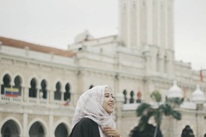 The expression when her outfit matched with the castle. .
.
.
.
.
.
#clozettes #clozetteID #hijabstyle #hijabfashion #modestfashion #love #ootd #instadaily #instafashion #scarf #scarfmurah