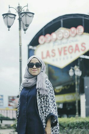 #tbt when in Malang for short vacation wih friends. i always feel joy to wear nevy blue 😘 #clozetteid #clozettes #malang #travelstyle #hijabstyle