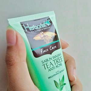 Merupakan salah satu produk baru dari @herboristnaturalcare facial wash satu ini menjadi salah satu facial wash kesukaan aku saat ini 😍💞...Picture by. @phirlyv #herboristnaturalcare #clozetteid