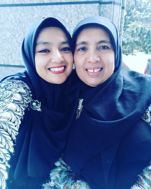 Kita miripkan...😊😊 Gimana gak mirip tanggal lahir dan bulan lahir sama persis😄😄 Jd kalo ulang tahun double dehh😍😍 Mama....
Jd teman saat curhat..
Jd ibu saat menasehati..
Jd pelindung di saat sakit..
Pokoknya menjadi pelita dalam hidupku ini😊
Semampuku akan ku buat kau bahagia mama😘😘😘 #ilovemama
#bahagiaku#sayangku#cintaku#mamaku#bahagiaselalu#mama#ibu
#clozetteid#muslimah#gamishitam