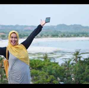 #ZenFoneZoomS_ID in my hand.Photo taken by @eltonsatrianto Location : Bukit Merese berlatar Pantai Tanjung Aan, Lombok, Indonesia.www.tamasyaku.com#JelangAkhirPekan #TGIF #traveler #traveling #CeritaManda #OOTD #clozetteID
