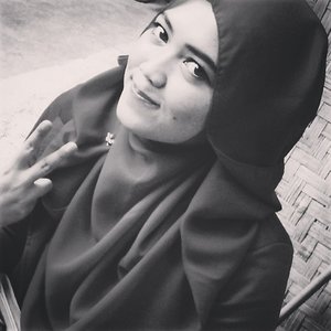 "Jalani hidup ini dengan penuh keikhlasan dan rendah hati, jangan biarkan kesombongan menguasai diri.." 🙏#blacknwhite #Photo #artphoto #hijabi #piece #frame #shoot #smile #beyourself #nrh #lovely #clozetteid #instalook