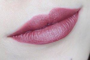 As fall season is getting closer, why not pick bold lip color? This @ofracosmetics x Manny MUA Long Lasting Liquid Lipstick #Hypno is a perfect shade to accompany you during day and night. Full review on blog: http://www.rinicesillia.com/2016/10/ofra-x-manny-mua-long-lasting-liquid.html
.
.
.
#clozetteid #clozette #beautybloggerid #lipstick #liquidlipstick #ofracosmetics #swatches #beautyaddict #beautypick #lipswatches #potd #picoftheday #fdbeauty