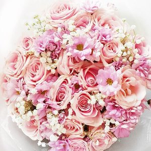 Beautiful flowers for my beautiful mom. Happy birthday Mom, we love you ❤️
.
.
.
#clozetteid #clozette #flowers #flowerstagram #roses #potd #picoftheday