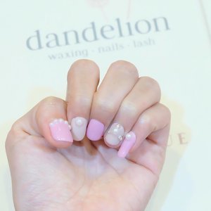Beautiful nails done by @dandelionwaxingid , I look super girly with it 😍😍😍
.
.
.
#nails #nailart #nailstagram #clozetteid #clozette #beautybloggerid #potd #picoftheday #likeforlike #네일아트