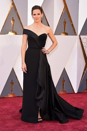 Jennifer Garner's Black Gown on Oscar 2016 Red Carpet