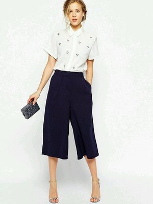 Match your navy cullotes with white tops for a simple & chic look 