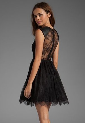 Really love the back part. It's a see-through floral lace. Makes you looks sweet & sexy at the same time <3