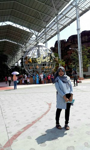 Lets go to the jungle land!!!
That time, I choosed monochrome style. I was used grey-white outer, black jeans, white shirt, monochrome pashmina, and black sandals.