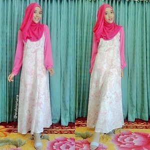 buat para muslimah yang ingin tampil girly, bisa coba mix and macth long dress dengan hijab rajut warna pink. untuk tampilan yang girly, kalian bisa coba tampilan hijab yang bertumpuk di samping.. :)