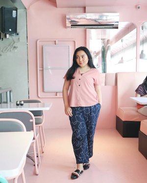I never dreamed about success, I worked for IT 💕 
Happy monday eveyone, had you flashbacks with Path? Tell me, your best moment with it 🙆
Pretty sure, alot reunions with ex-s 😜

#ClozetteID #Pink #InstagramableCafe #GoodplaceIDJakarta #OOTDID #OOTDJakarta #CottonInk