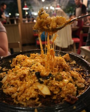 Kimchi fried rice with seaweed and cheese 😋
.
Have you check my post about OJJU ?
It's on the #wheretoeat section at my blog on the bio. 
If you had a time, come check it out. 😁
.
.
.
.
.
.
.
.
#eat #currentmood #blogpost #wordpress #wordpressblogger #wordpressblog #review  #instafood #blogger #love #beautiful #eatpraylove #instafashion #fashionista #instalook  #fashion #lookbook #koreanfood #kfood 
#fashionblogger #personalreview #everydaylook #style #blogger #fashions #clozette #clozetteid