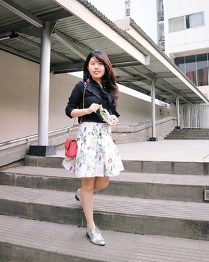 Practicing my "no-smile" look, but you can tell I need more practice 😚.
.
.
Wearing @calla.atelier skirt || @zaloraid bags and hologram Oxford 💕
#zalorastyleedit #callalady #zaloraid