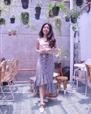 Haven't post a full #ootd shots from this look, so here you go💕
This Saturday I will be at #JFW2019 reporting live through my instastories. If you see me irl, dont forget to say hello 🤗.
.
.
.
Wearing top from @clouwny and shoes are from @shopee_id.